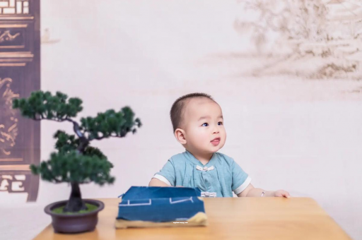 定边怀孕肚子中间凹两边凸